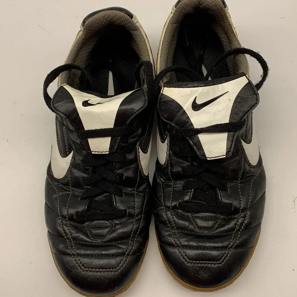 Nike Tiempo Indoor Soccer Shoes Youth size 4.5